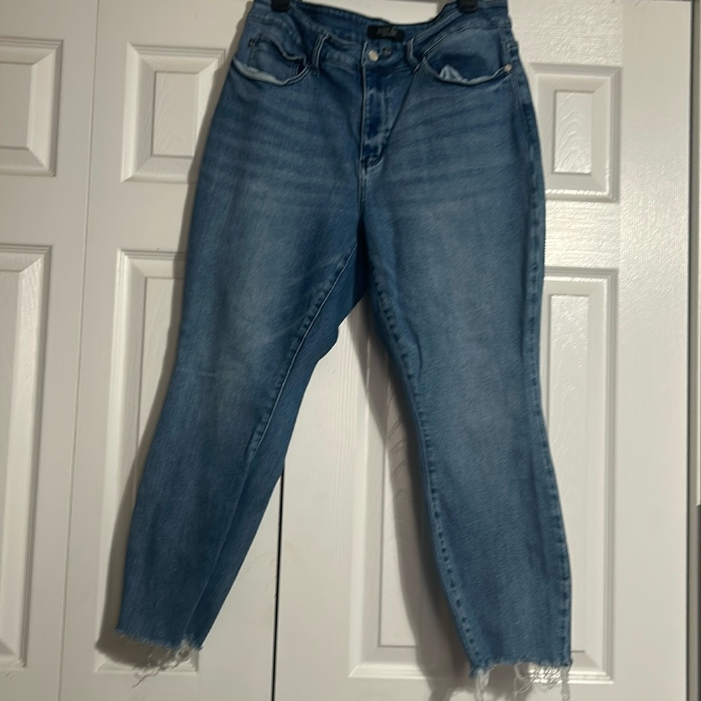 Judy Blue relaxed, fit capri jeans.